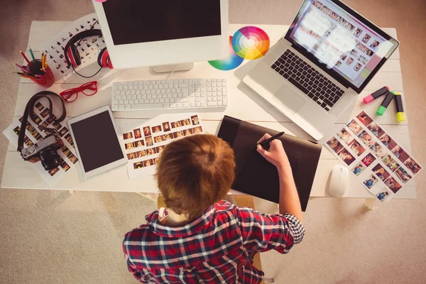 Diseñador gráfico trabajando en el escritorio — Foto de Stock