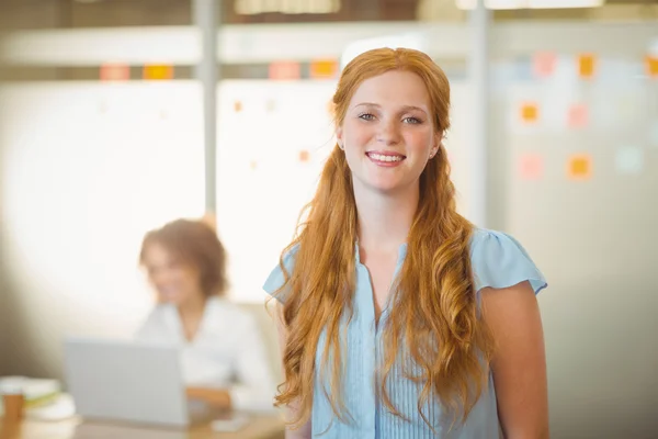 Femme d'affaires souriante debout dans le bureau — Photo