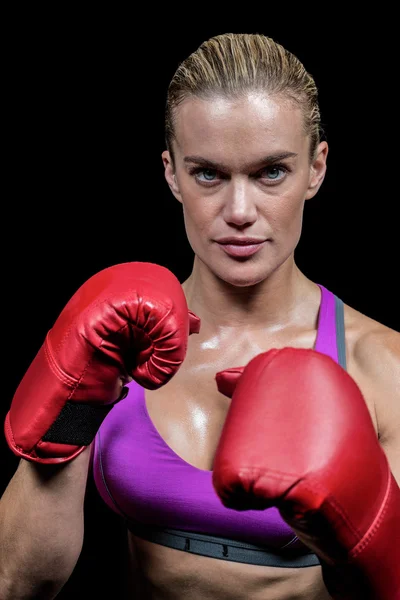 Retrato de boxeadora femenina con guantes —  Fotos de Stock