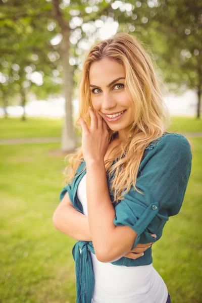 Retrato de una hermosa mujer en el parque —  Fotos de Stock