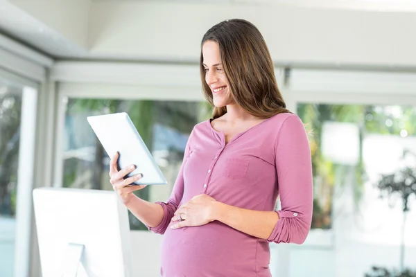 Gelukkig zakenvrouw met digitale tablet — Stockfoto