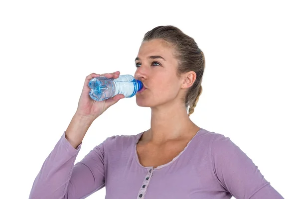 Närbild av unga vackra kvinnan dricksvatten — Stockfoto