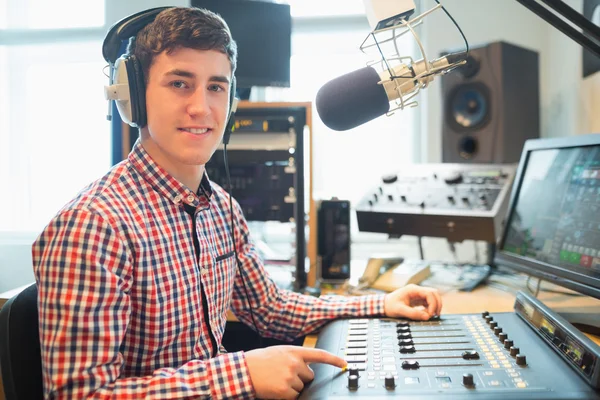 Portret van radiopresentator met behulp van geluid mixer — Stockfoto