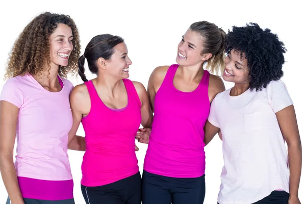 Gruppo sorridente di donne con le braccia intorno — Foto Stock