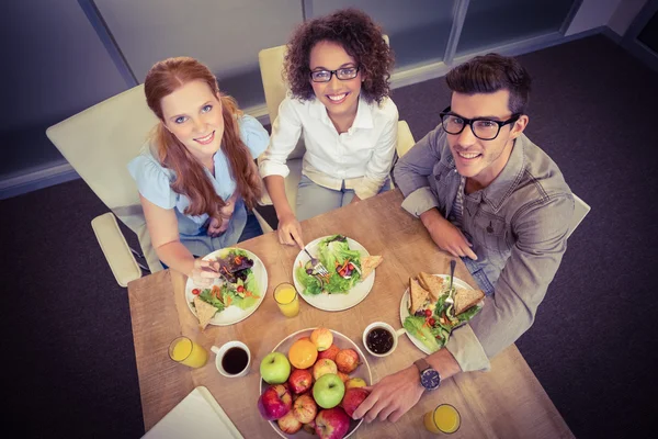 Smiling business people having brunch — Stock Photo, Image