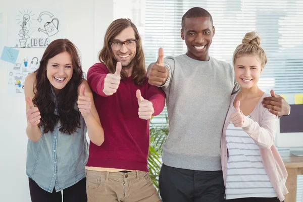 Porträtt av leende verksamhet team med tummen upp — Stockfoto