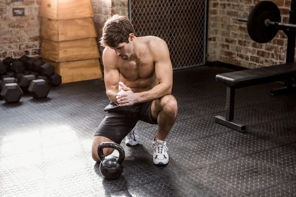 Mann bereitet sich darauf vor, Kettlebell zu heben — Stockfoto