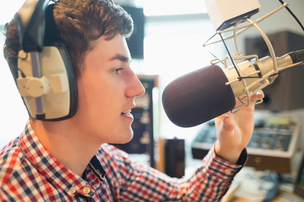 年轻的电台主持人在演播室广播 — 图库照片