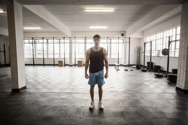 Jeune bodybuilder posant devant la caméra — Photo