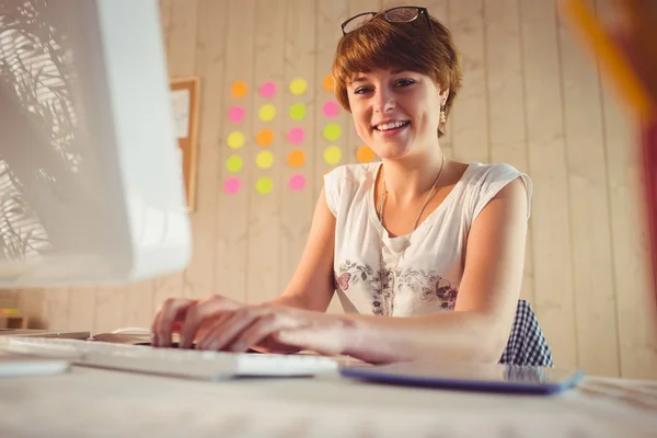 Casual zakenvrouw met behulp van haar computer — Stockfoto