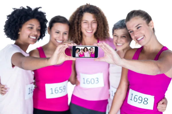Athlètes souriants prenant autoportrait avec smartphone — Photo