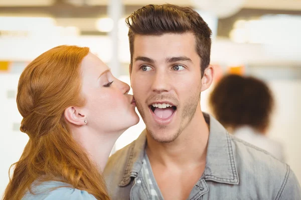 Mujer besando hombre de negocios — Foto de Stock