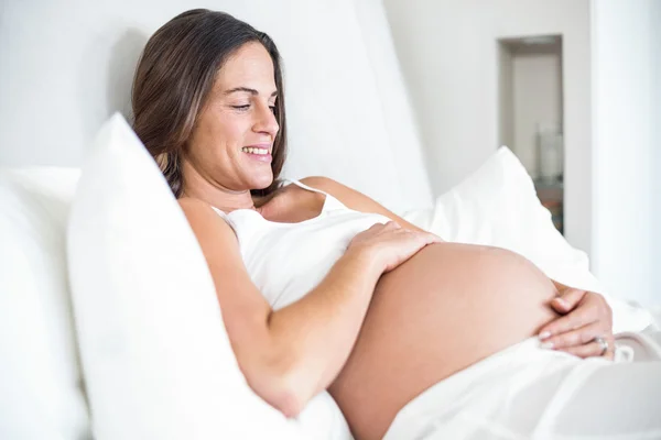 Gelukkig vrouw ontspannen op bed — Stockfoto