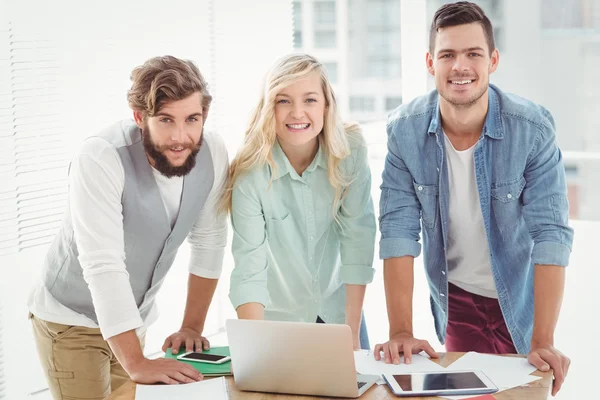 Porträt lächelnder Geschäftsleute — Stockfoto