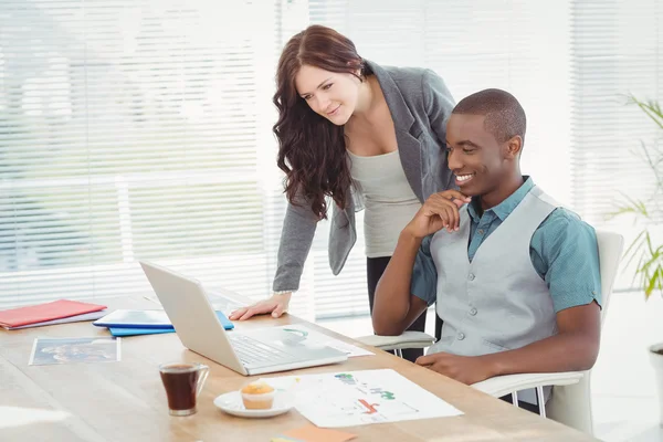 Profesionales de negocios trabajando en laptop — Foto de Stock