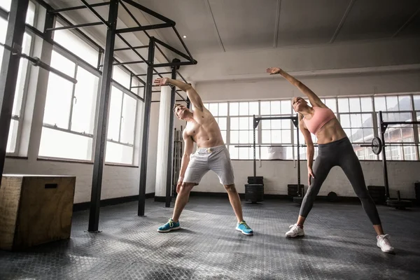 Twee passen mensen doen fitness — Stockfoto