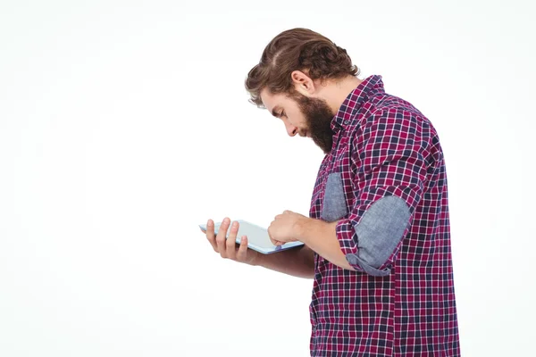 Hipster usando tablet digital — Fotografia de Stock