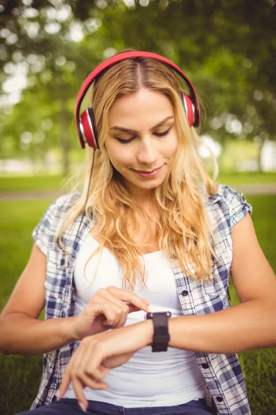 Mulher sorridente ouvindo música — Fotografia de Stock