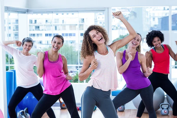 Portrait of women exercising with clasped hands — Stock Photo, Image