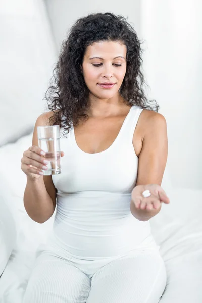 Zwangere vrouw die pil neemt — Stockfoto