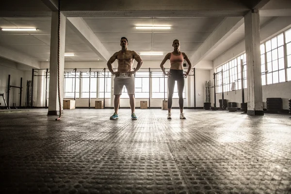 CrossFit paar geconfronteerd met camera met handen op de heupen — Stockfoto