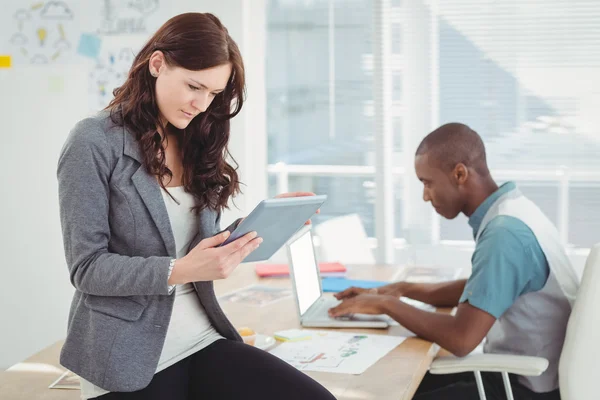 Kvinna med digital tablet sittande — Stockfoto