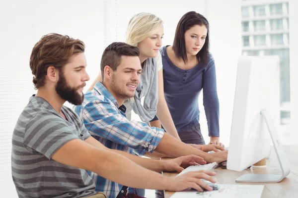 Zakelijke team dat werkt op de computer — Stockfoto