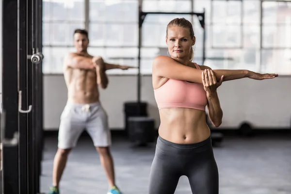 İki kişi fitness yaparken uygun — Stok fotoğraf
