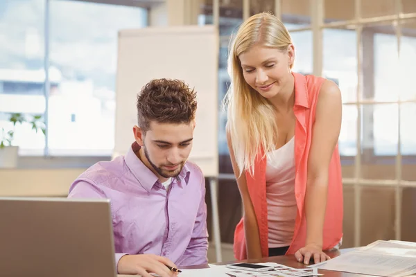 Business folk tittar på dokument — Stockfoto