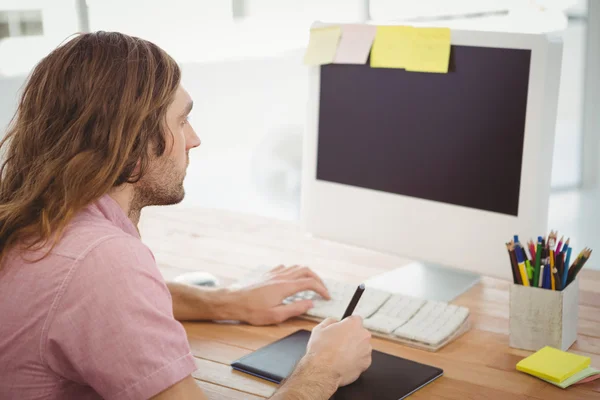 Man aan het werk op computer met grafisch tablet — Stockfoto