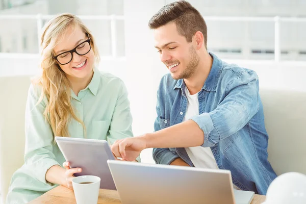 Leende kvinna diskuterar med man — Stockfoto