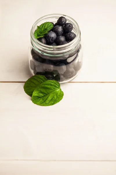 玻璃罐里的新鲜蓝莓 — 图库照片