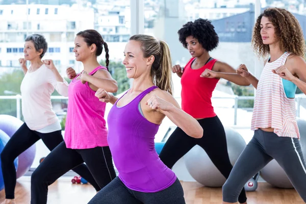 Femmes faisant de l'exercice avec les mains jointes — Photo