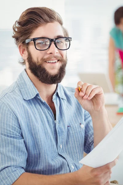 Retrato de homem sorridente segurando caneta e papel — Fotografia de Stock