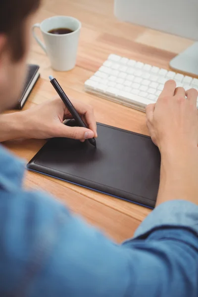 Hipster pomocí grafického tabletu na stole v kanceláři — Stock fotografie