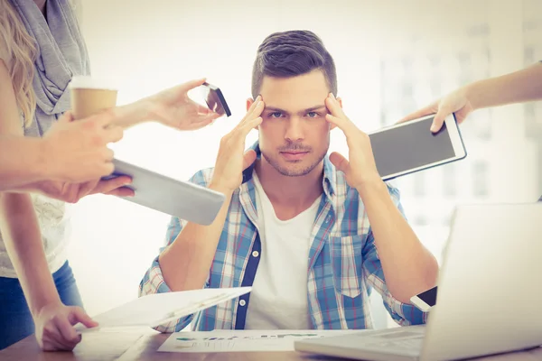 Deprimerad affärsman med huvudet i händerna — Stockfoto