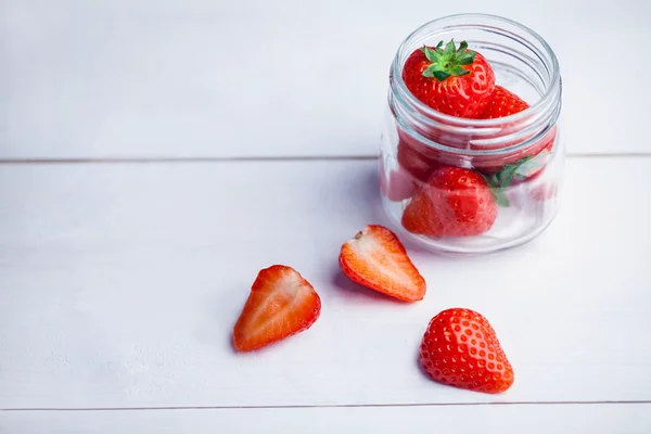 Glazen pot van verse aardbeien — Stockfoto