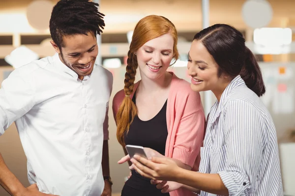 Chers collègues qui regardent le téléphone intelligent — Photo