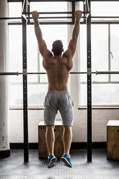 Homem muscular erguendo-se para cima e para baixo — Fotografia de Stock