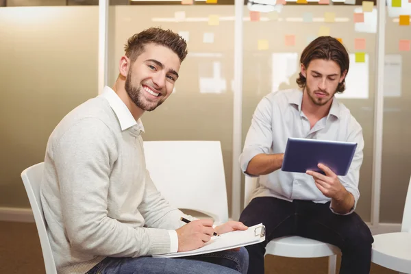 Porträt über lächelnden Geschäftsmann mit männlichem Kollegen — Stockfoto