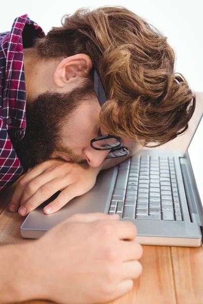 Närbild av hipster tupplur med huvud på laptop — Stockfoto