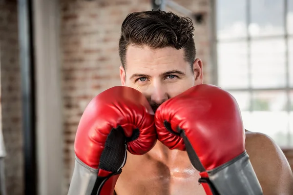 Porträt eines muskulösen Mannes mit Boxhandschuhen — Stockfoto