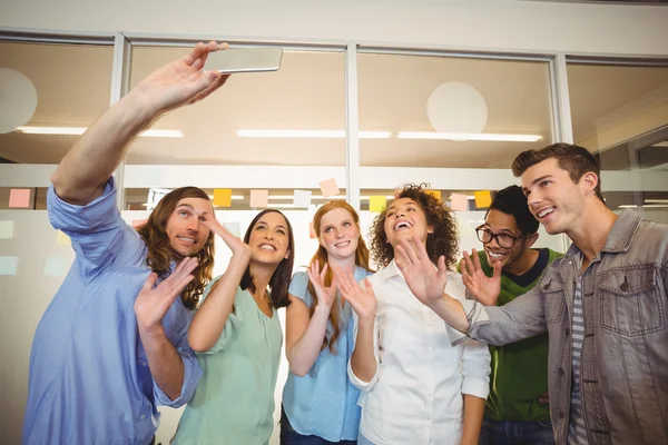 Weiße gestikulierende Geschäftsleute machen Selfie — Stockfoto