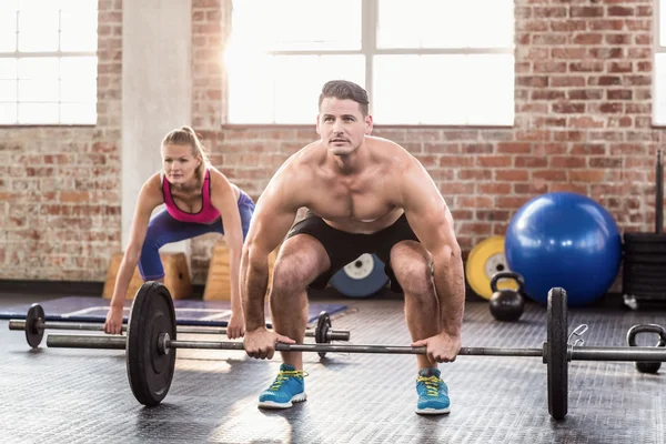 Dos personas en forma haciendo ejercicio — Foto de Stock