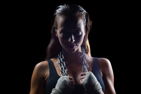 Retrato del boxeador femenino sosteniendo la cadena alrededor del cuello —  Fotos de Stock