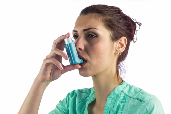 Primer plano de la mujer que usa inhalador de asma —  Fotos de Stock