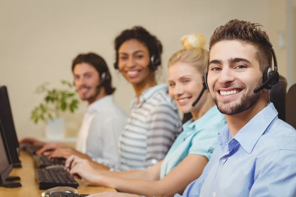 Ritratto di uomini d'affari sorridenti in call center — Foto Stock