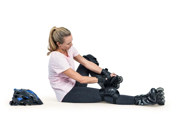 Sportieve vrouw dragen inlineskates — Stockfoto