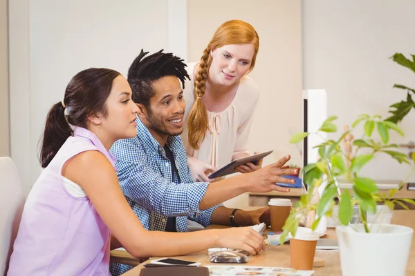 Geschäftsleute arbeiten zusammen — Stockfoto