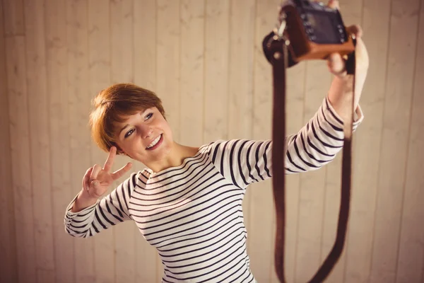 Pretty young woman taking selfies — Stock Photo, Image